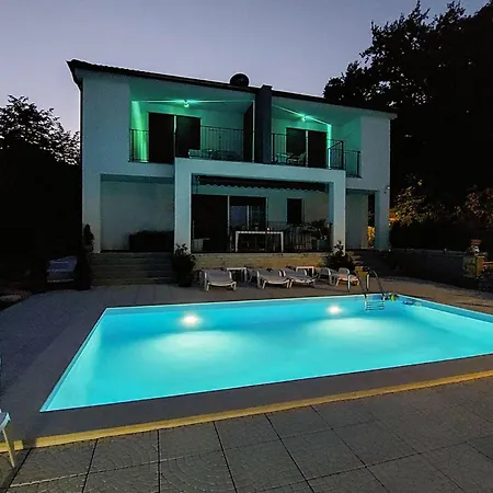 Cozy In Appartement Veprinac